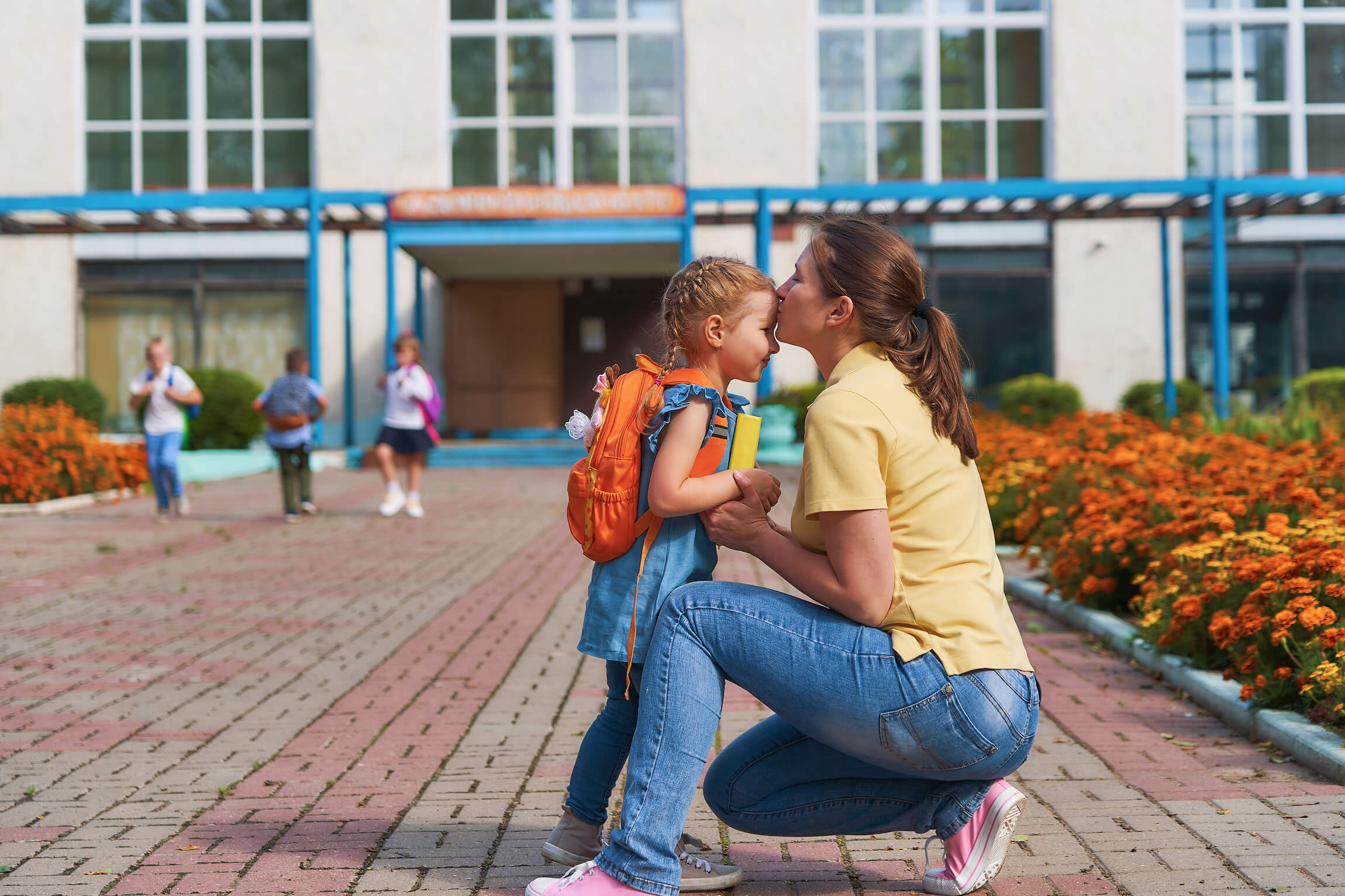 mother-accompanies-the-child-to-school-image